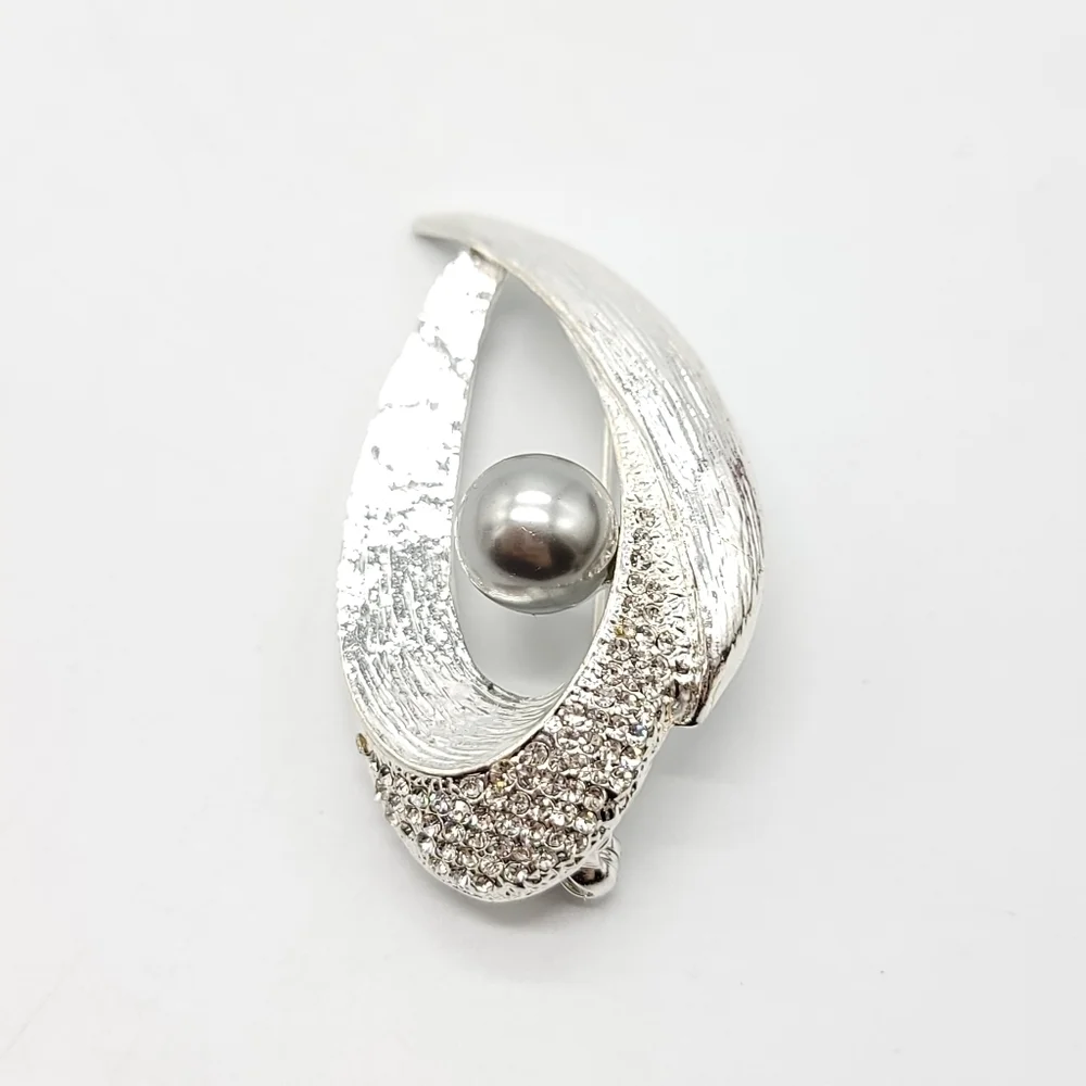 Faux pearl clear rhinestone pin brooch